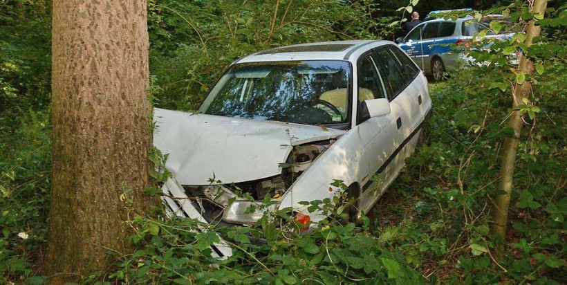 Opel Astra gegen Baum
