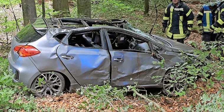 Unfall Kia im Wald