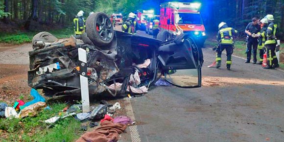 Auto überschlägt sich mehrfach - zwei Verletzte