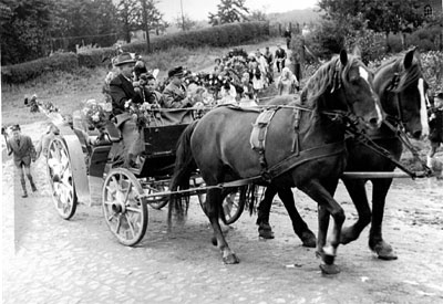 Kinderfest mit Kutsche vor dem Umzug