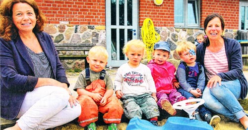 Bettina Plate (li. ) und Silke Kube vor der Kindertagesstätte Koberg