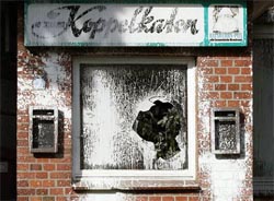 Eingeschlagene Fensterscheibe nach Farbbeutel-Attacke auf "Koppelkaten"