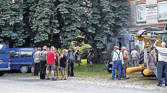 Helfer räumen Glasscherben vor dem "Koppelkaten" weg