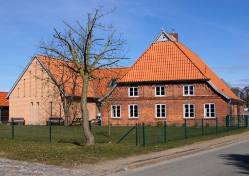 MarktTreff, rechts altes Bauernhaus, links neuer Anbau