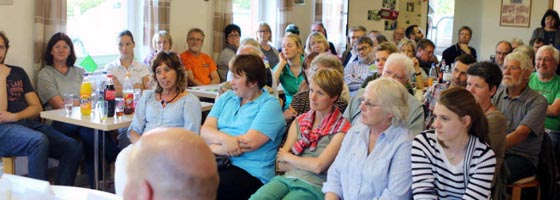 Volles Haus im Koberger Feuerwehrhaus bei der Podiums-diskussion „Koberg ist bunt“