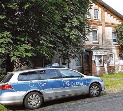 Polizeiauto vor der Koberger Gaststätte "Koppelkaten"