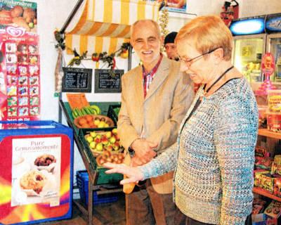 Anke Spoorendonk (re.), Ministerin, mit Johannes Kuhnhardt