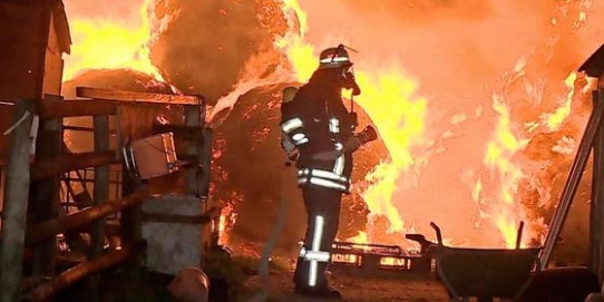 Strohlager auf Bauernhof in Koberg in Flammen