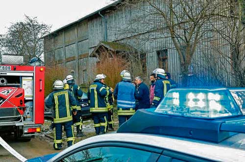 Bauernhaus, Zimmerbrand, Feuerwehr- und Polizeiauto